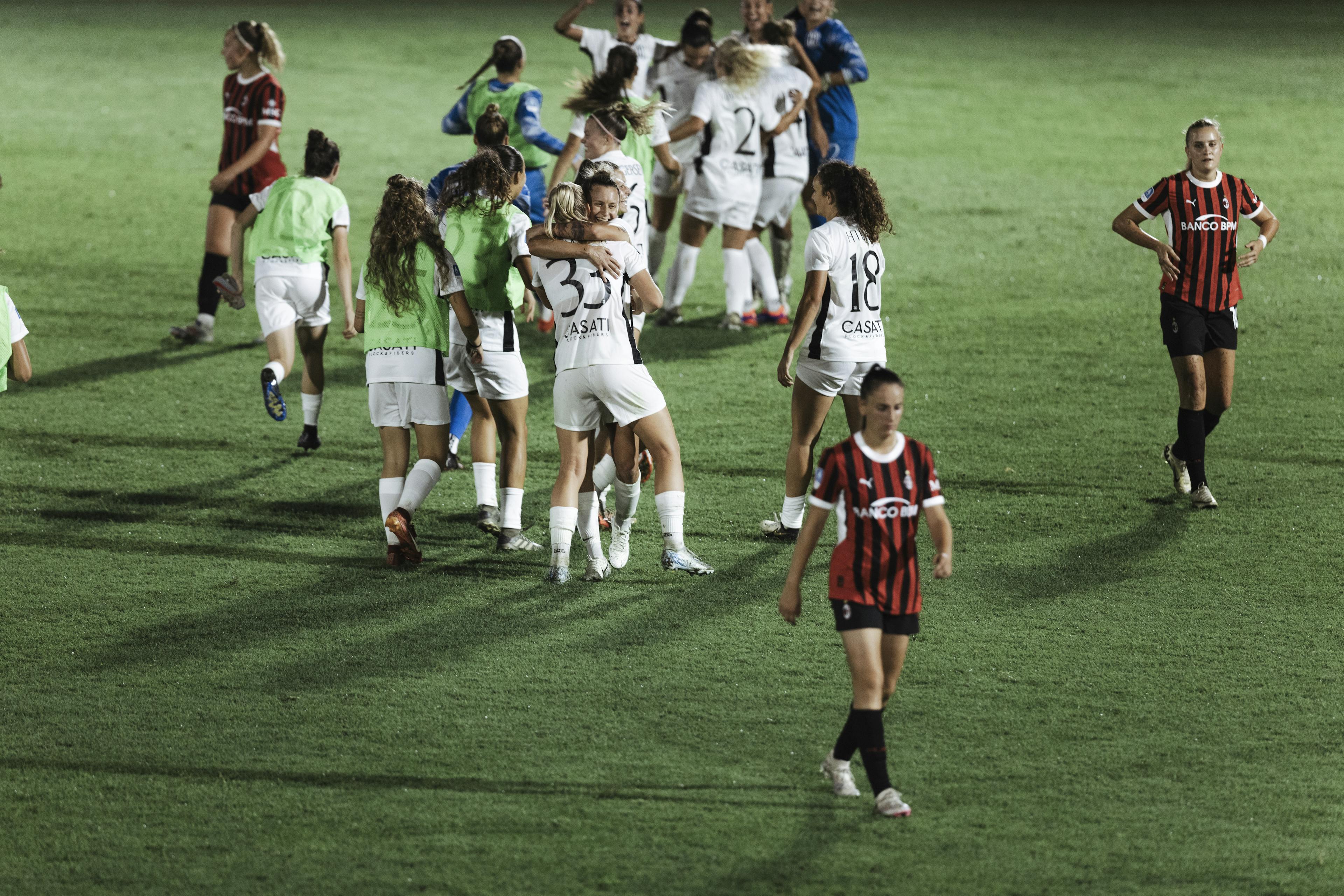 F.C. Como Women celebrates 1-0 at the final whistle against AC Milan