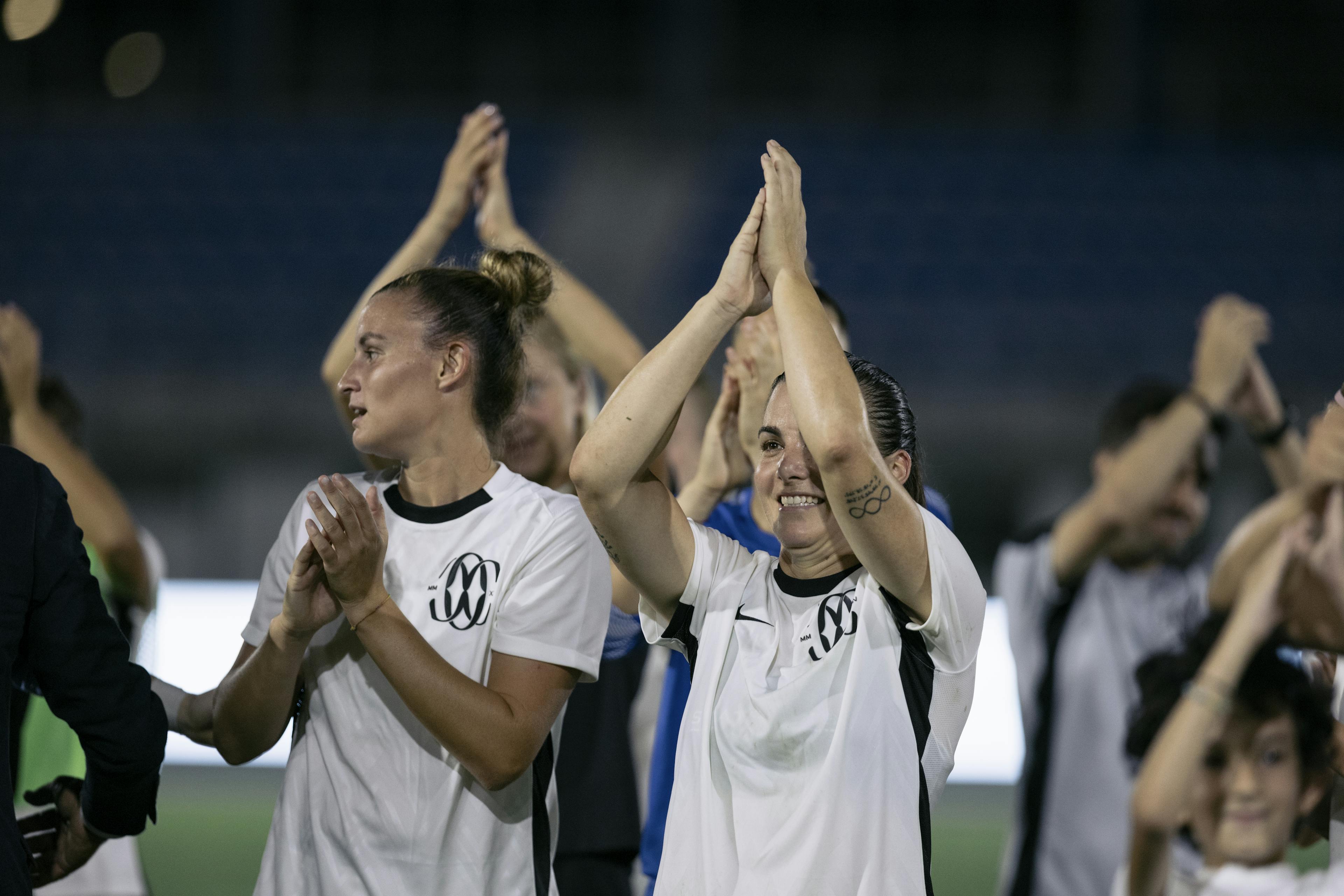 Le giocatrici dell F.C. Como Women festeggiano la vittoria nell'esordio stagionale