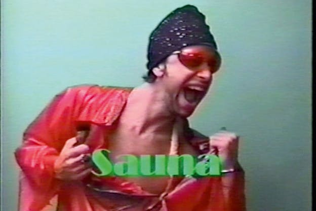 A man clad in red stands in front of a green background with his mouth open, seemingly screaming. In front of him the word sauna stands in bold green letters.