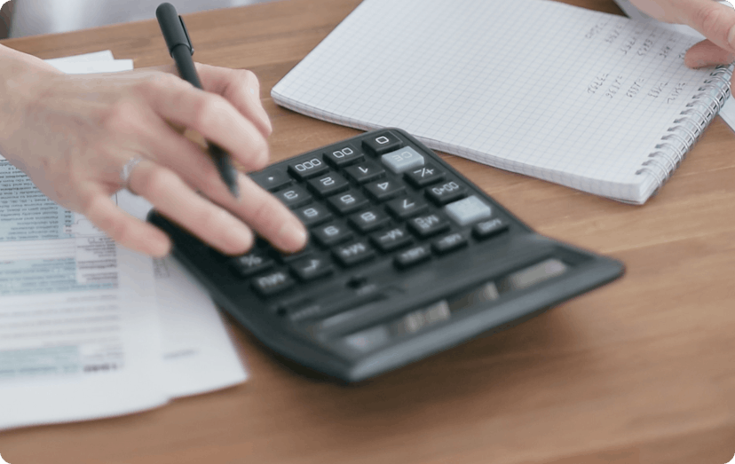 使用计算器的人。