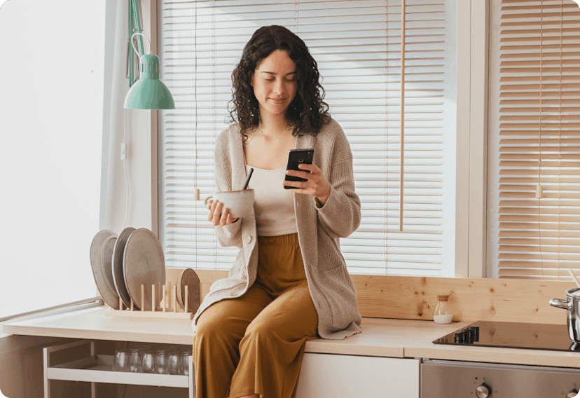 Une femme regardant son téléphone portable.