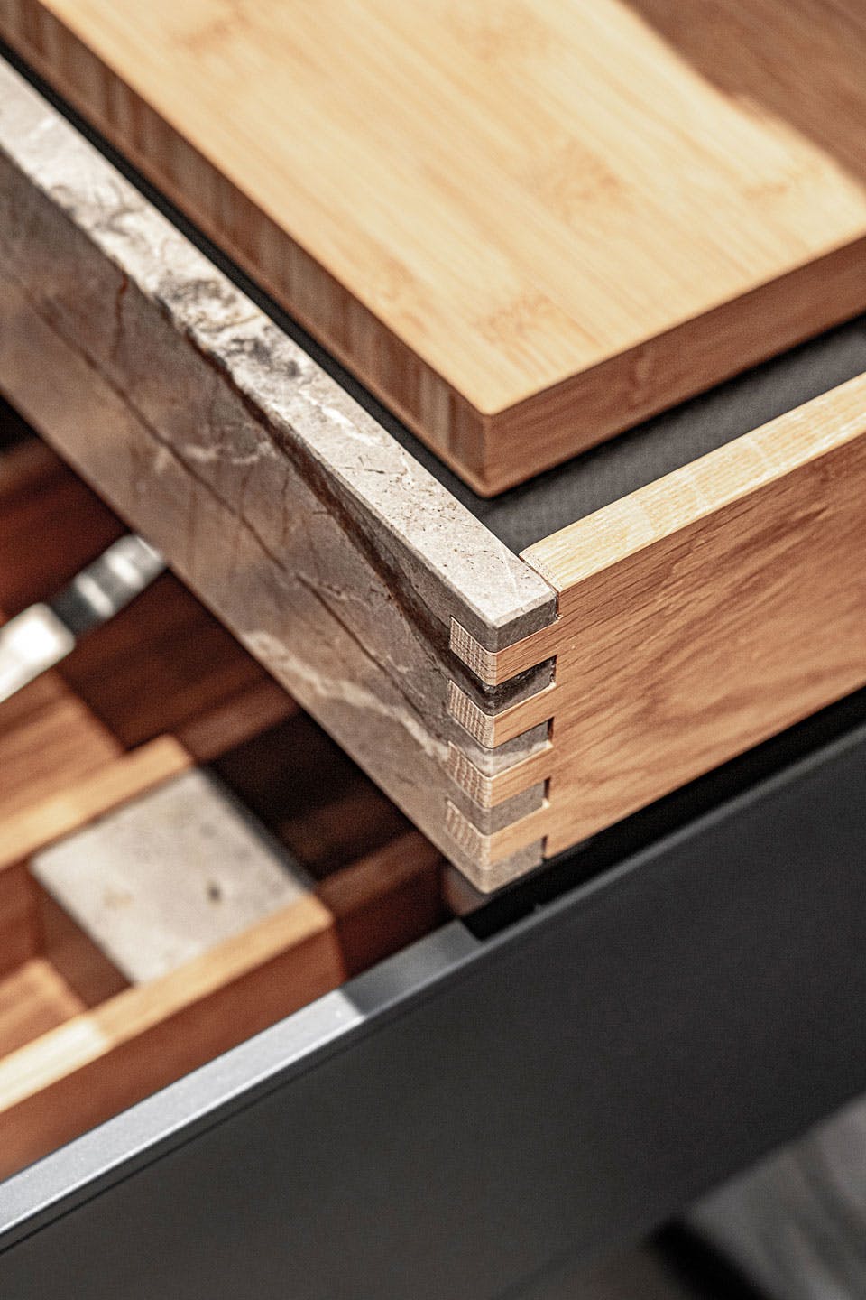 Schublade mit Fingerzinkung aus Naturstein und Holz