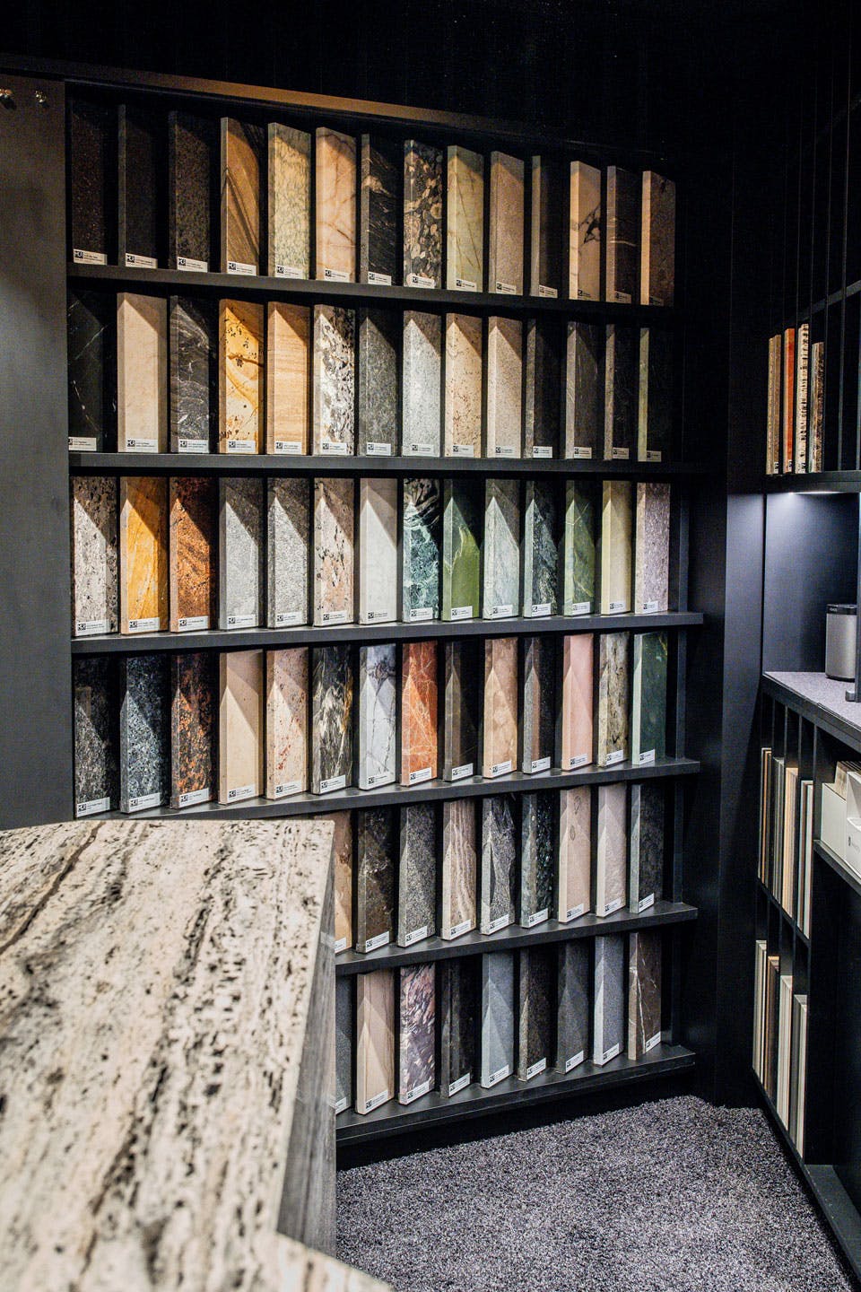 Naturstein-Musterwand