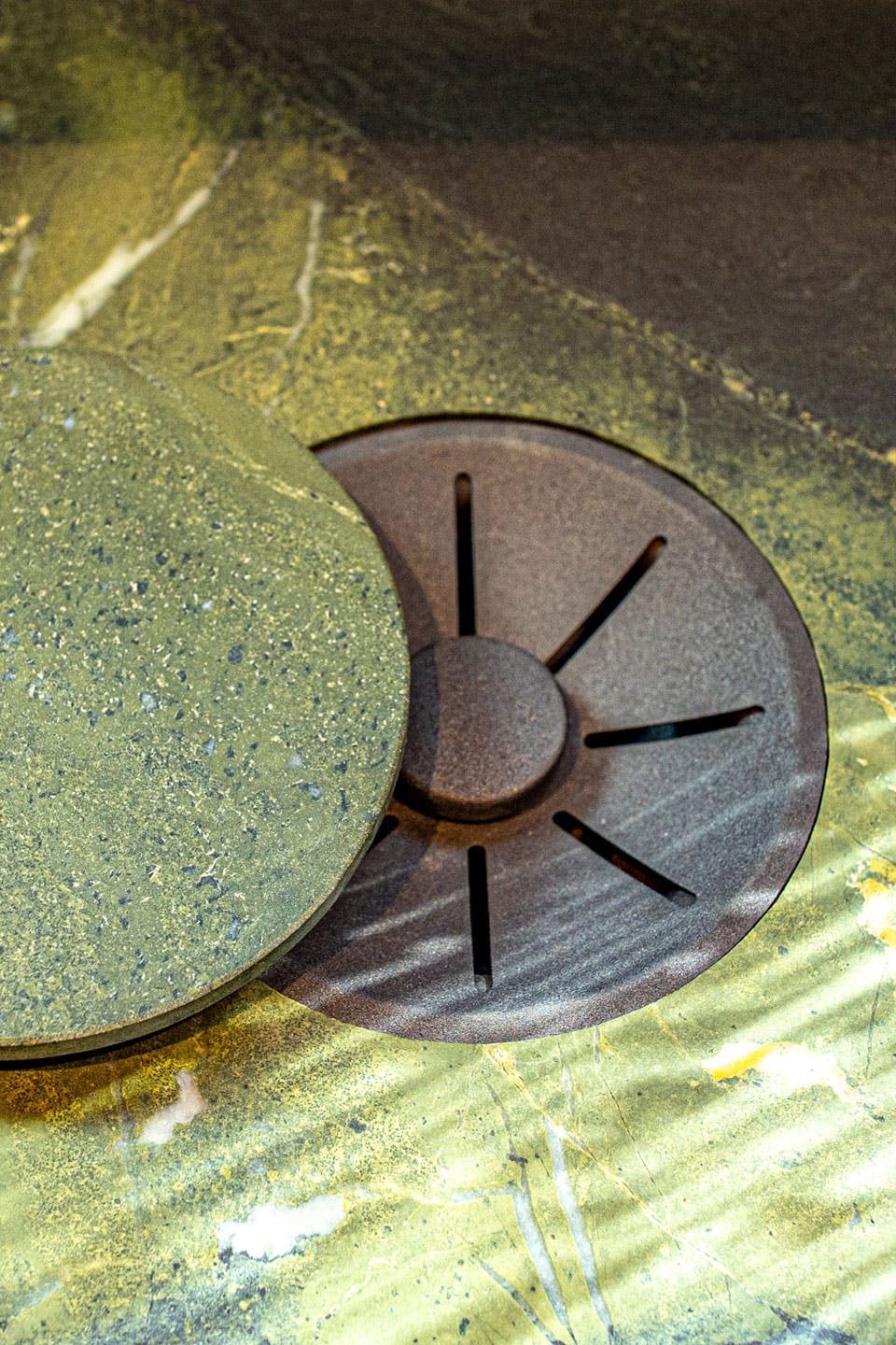 Naturstein-Spülbecken mit Sieb-Korb-Abdeckung aus Avocados