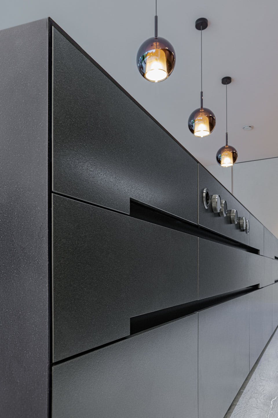 Schubladen mit Aluminium-Zarge und Nero-Assoluto-Naturstein-Fronten