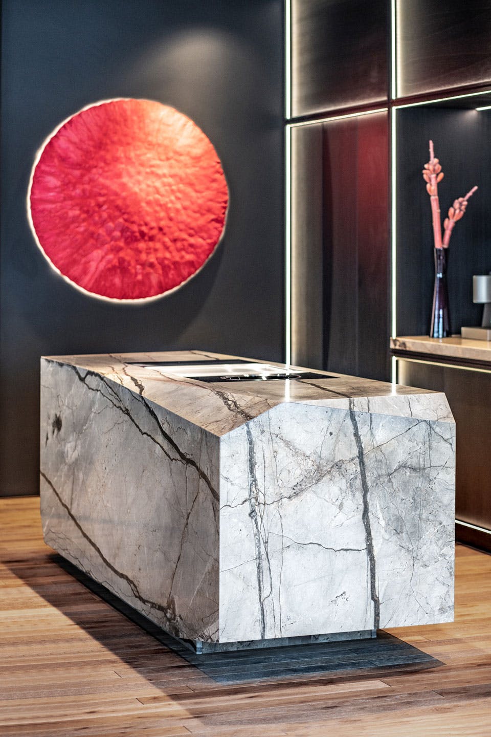 Skulpturale Monoblock-Küche aus Silver Roots Naturstein mit integrierter Wok-Flächeninduktion und Teppanyaki-Platte