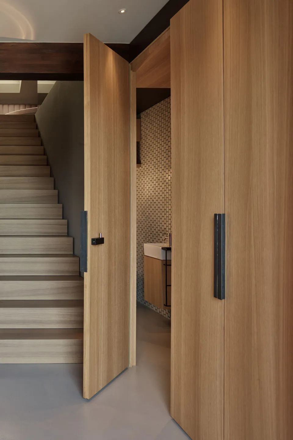 Schrankwand mit Garderobe und Eingang zu verborgener Gäste-Toilette