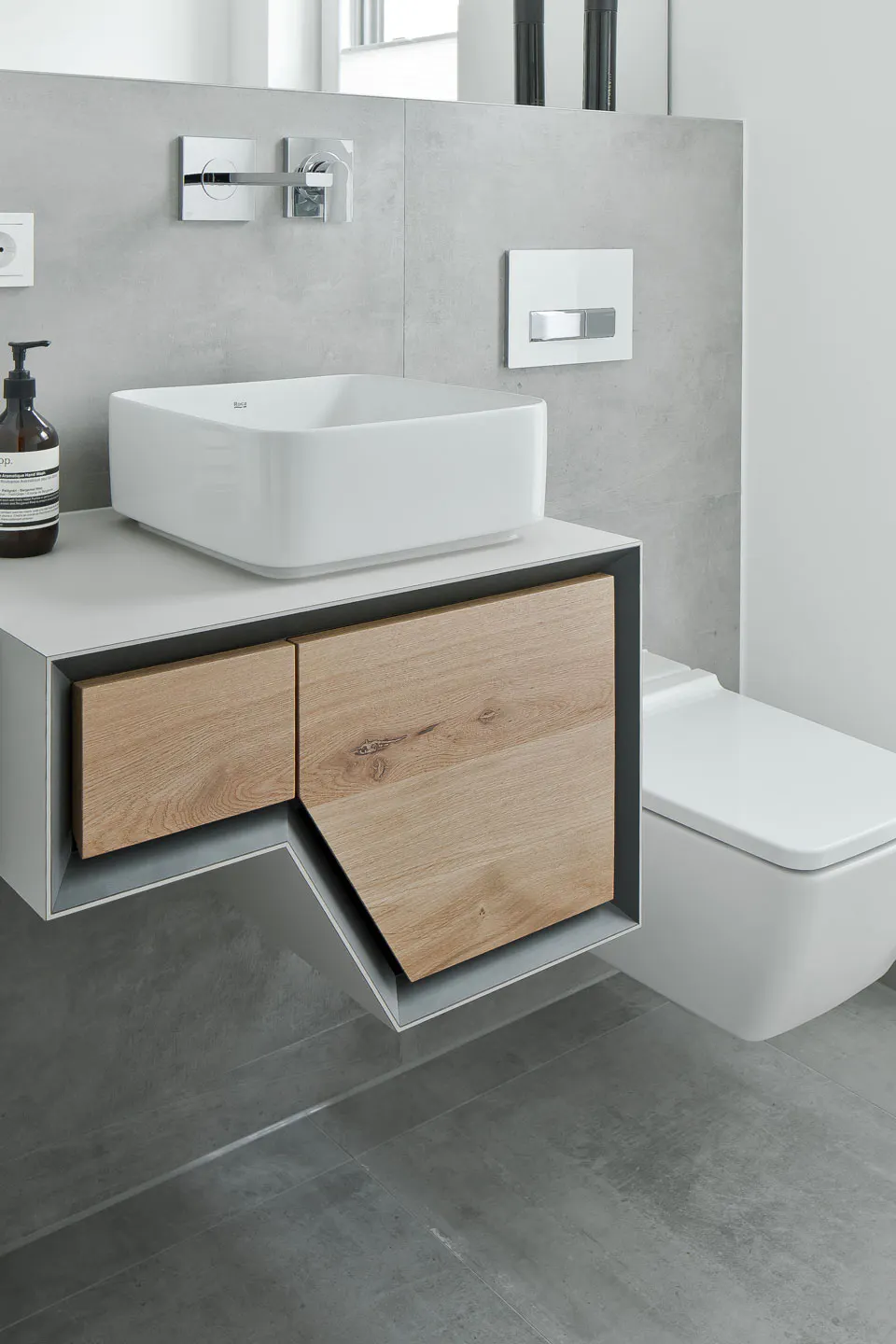 Asymmetrischer, weisser Waschtisch mit futuristischer, geometrischer Form und Echtholz-Auszug mit Schattenfuge