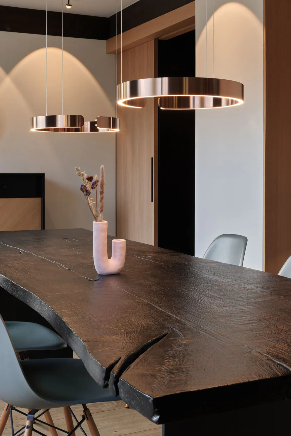 Massiv-Holz-Ess-Tisch aus geraucher und geölter Eiche mit naturbelassener Kanten