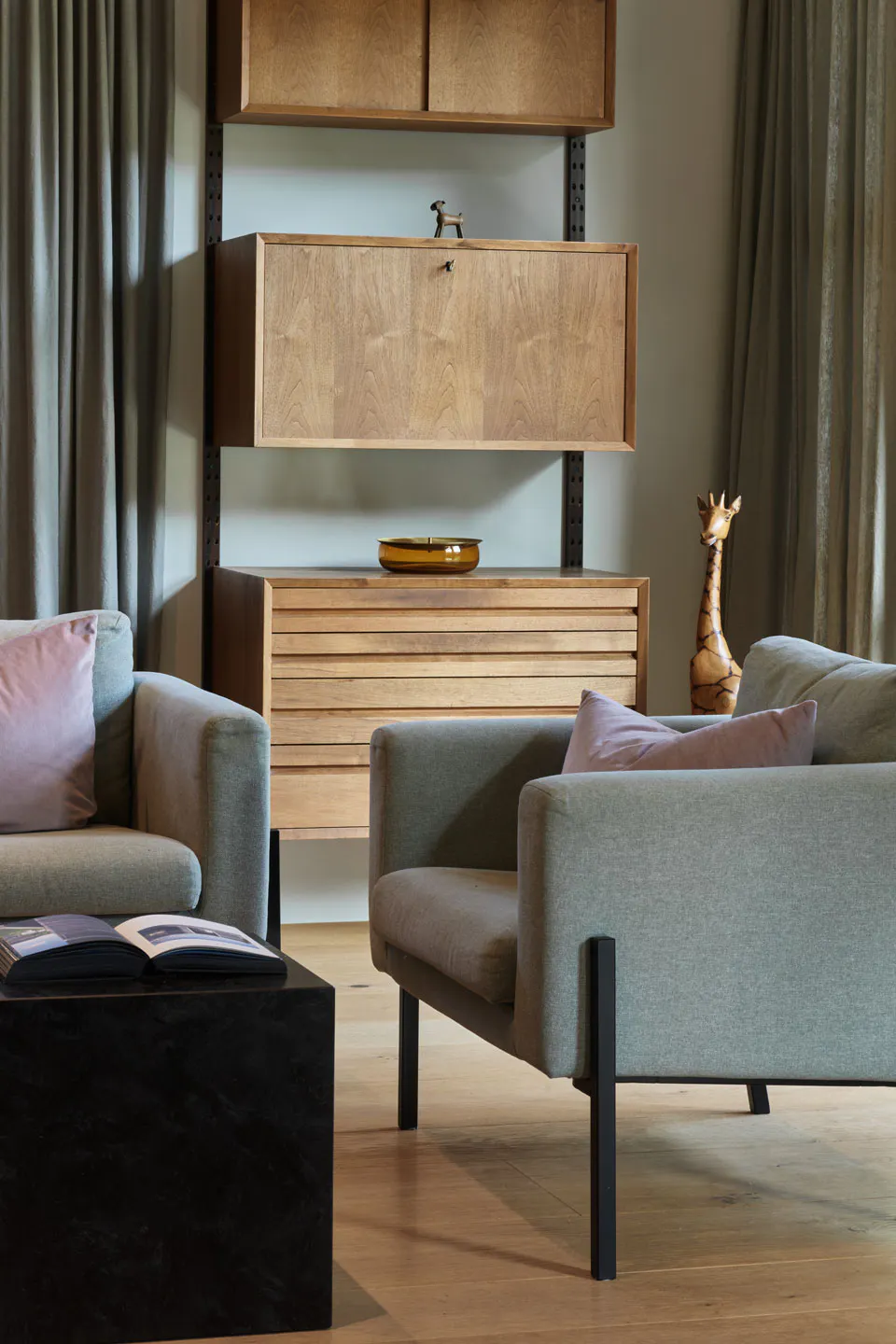 Solitärmöbel-Unikat aus geölter Eiche im Stile der 50er-Jahre von Christian Fegg