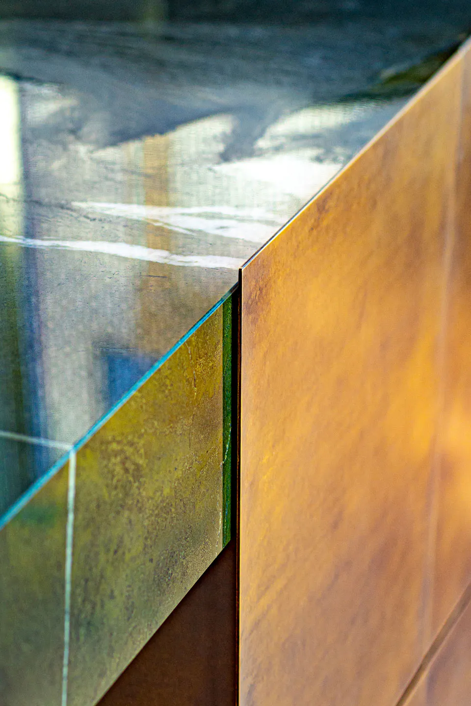 Premium-Küche mit Material-Mix aus Avocados (Quarzit) und Messingfronten