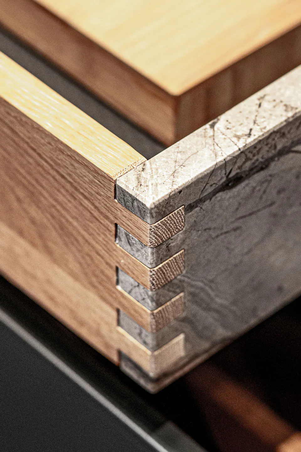 Innenauszug mit Materialverzahnung von Echtholz und Quarzit