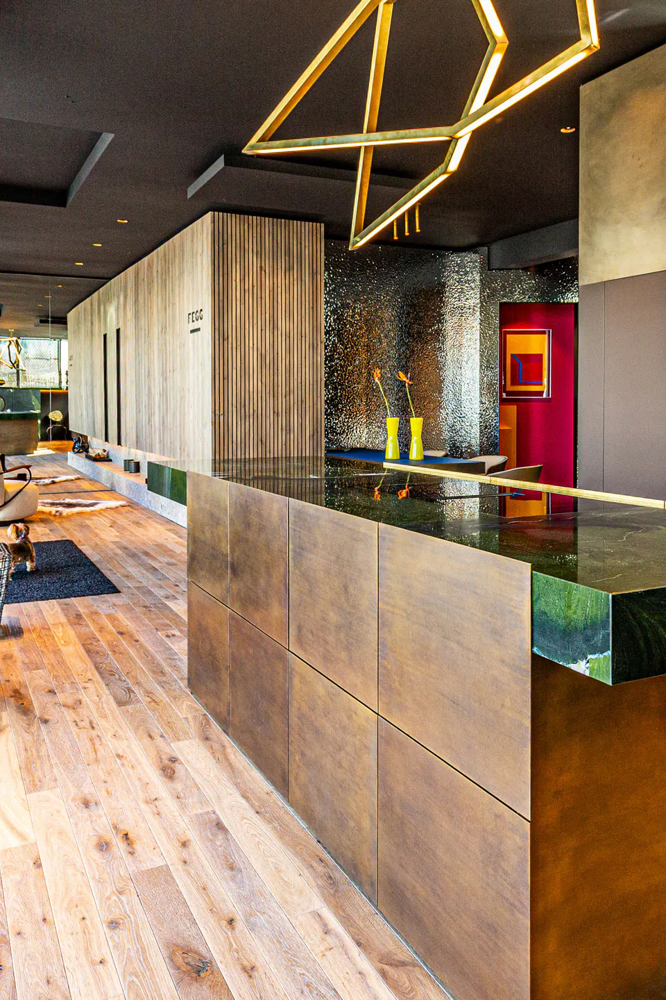 Naturstein-Küche mit Messingfronten und Korpus aus Avocados (Quarzit)