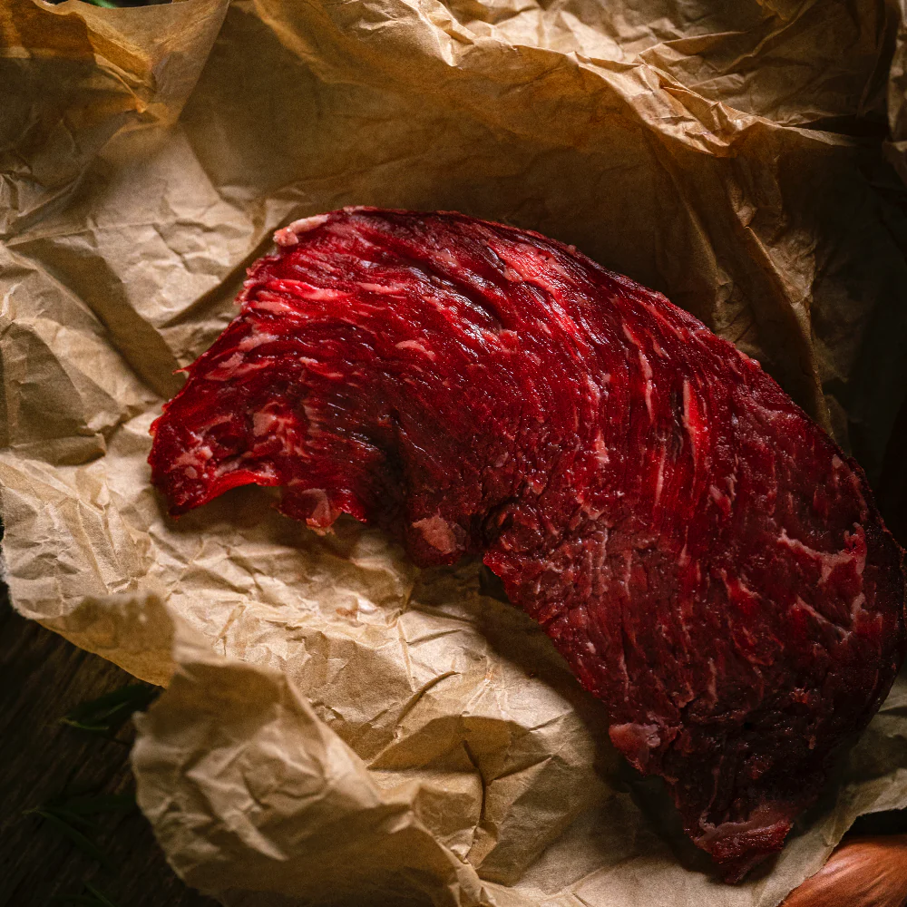 Viande brute sur papier