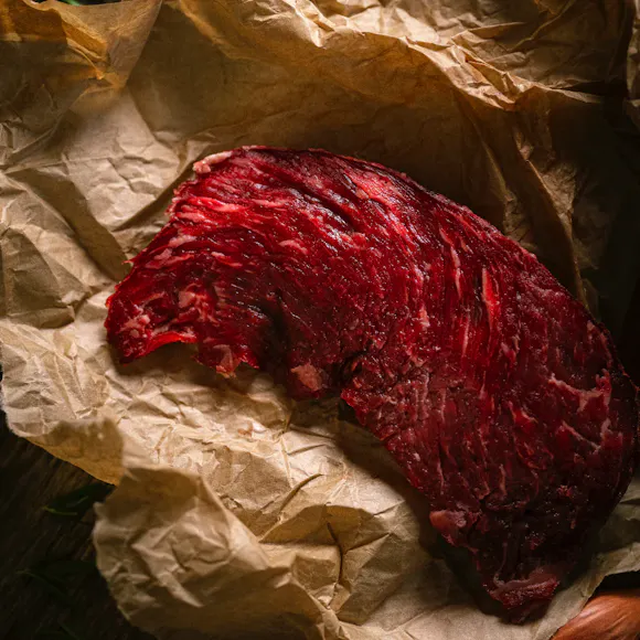 Viande brute sur papier