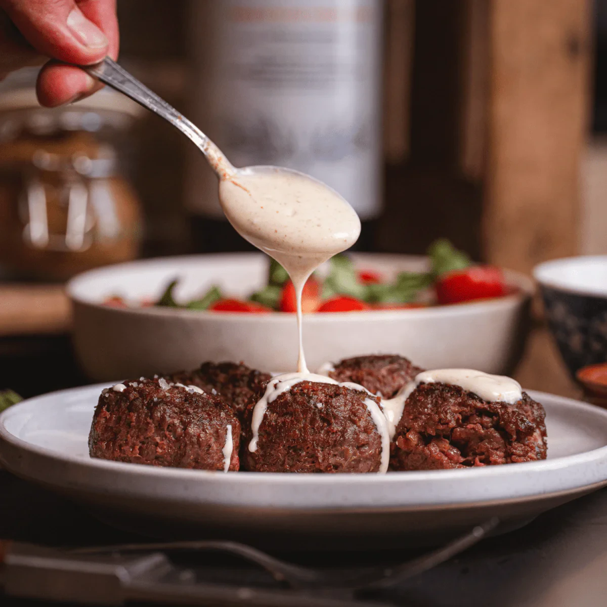 Sauce versée sur des boulettes Féroce