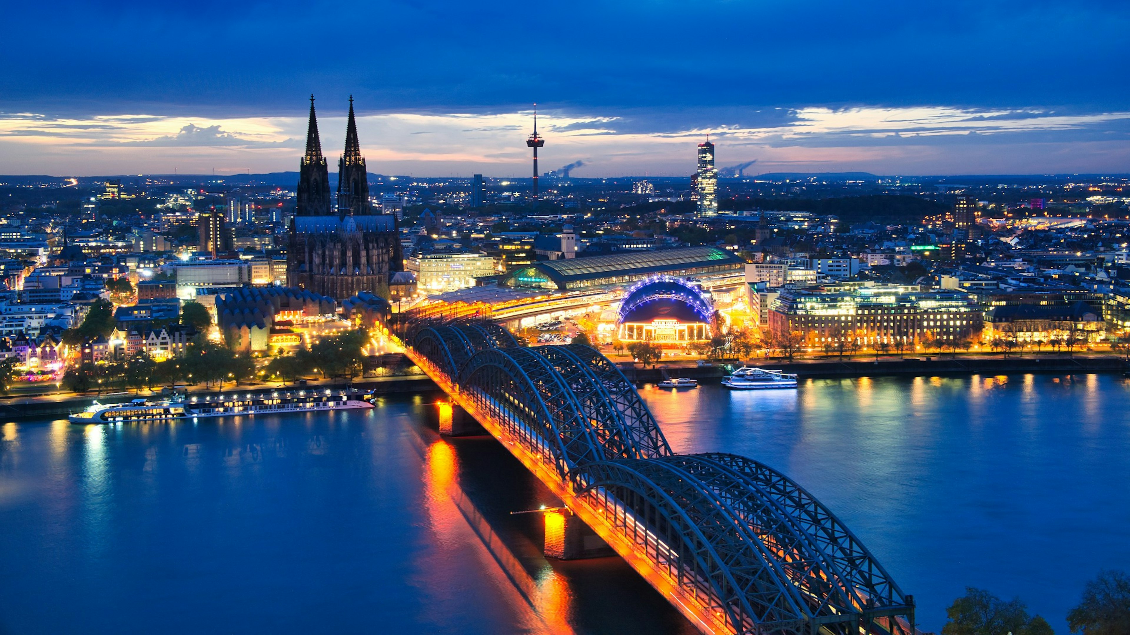 Köln: Dom und Hohenzollernbrücke bei Nacht