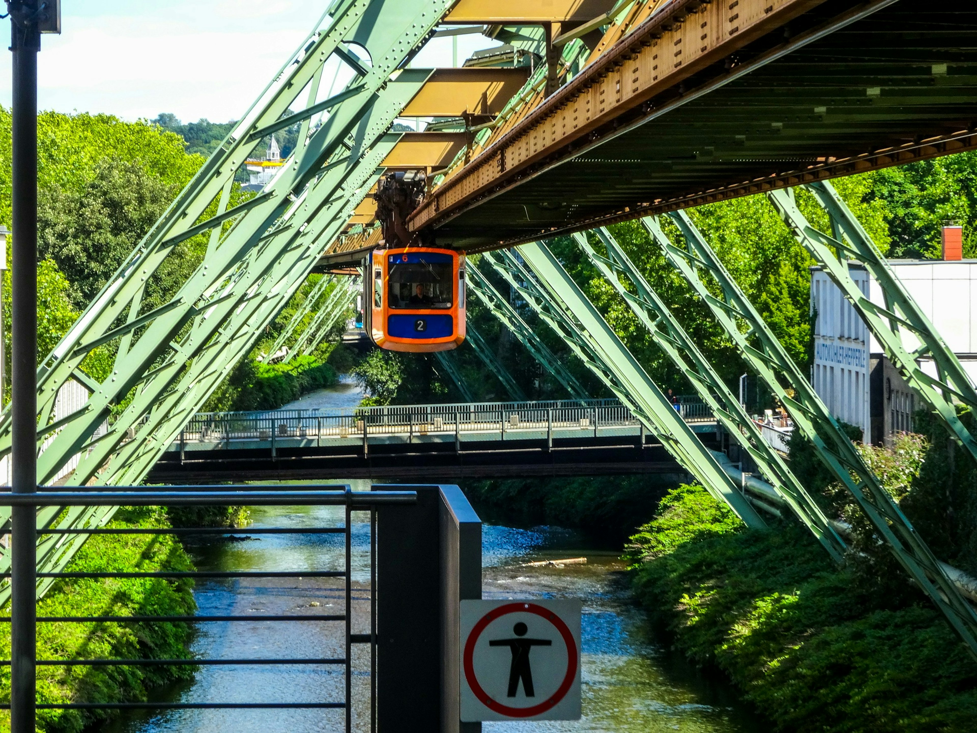 Wuppertal: Schwebebahn über der Wupper