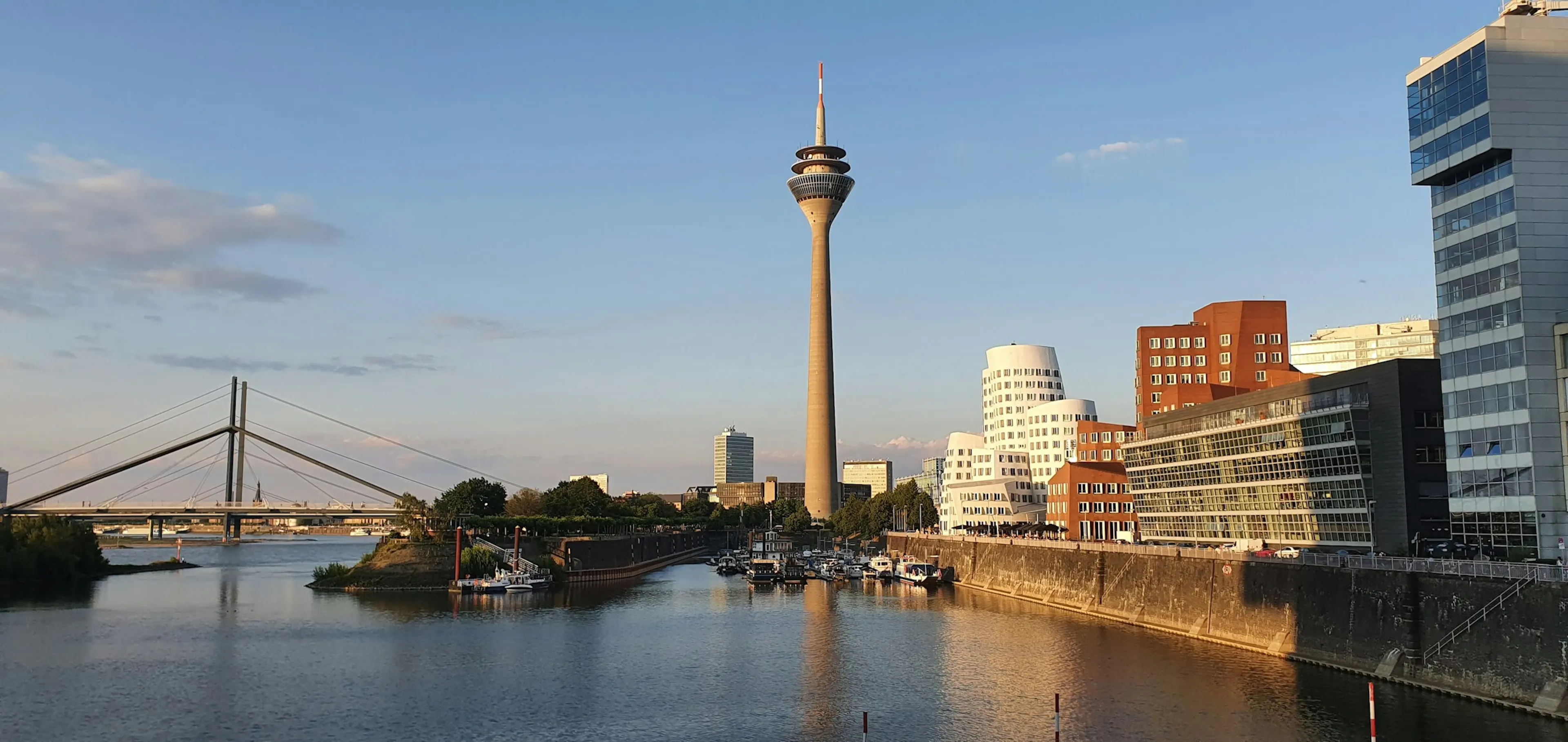 Düsseldorf: Rheinturm und Gehry-Bauten am Medienhafen