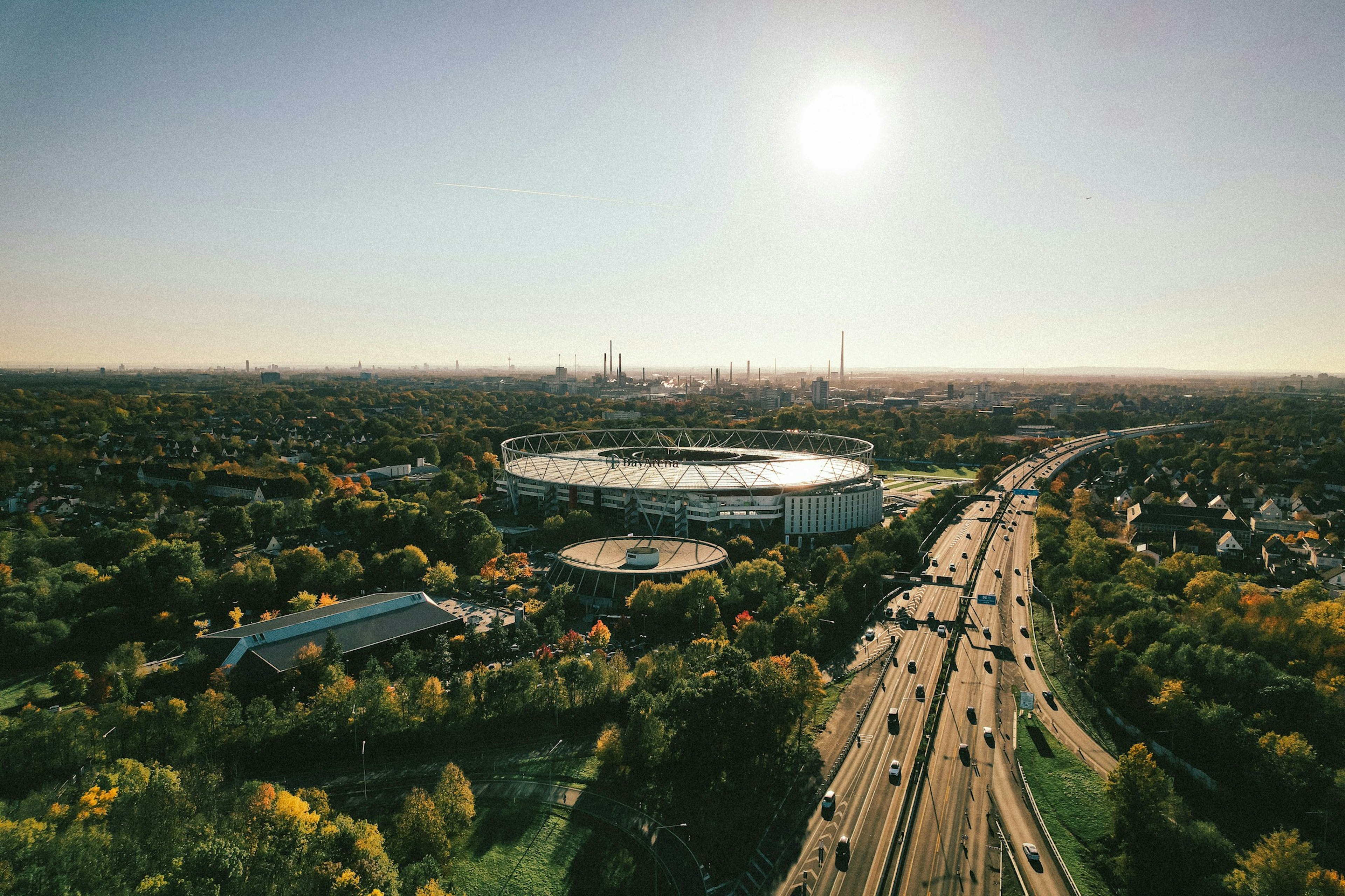 Leverkusen: Luftaufnahme mit BayArena