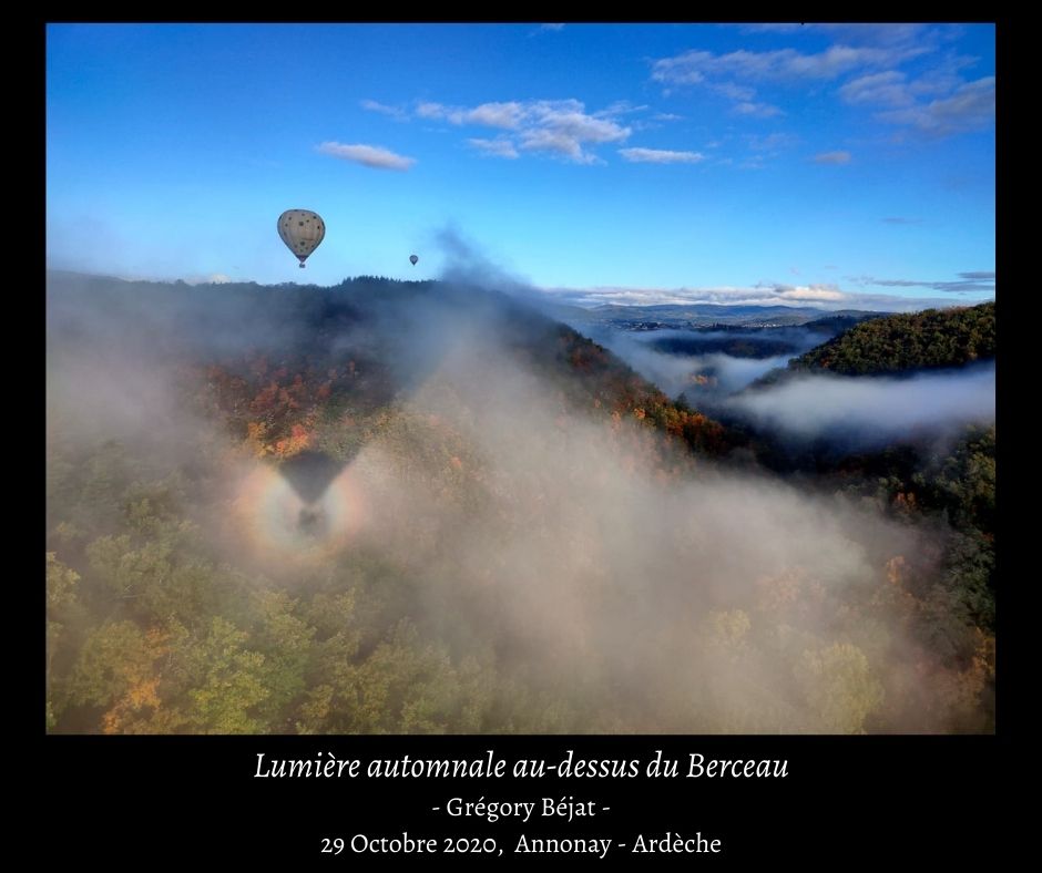 Montgolfière dans la brume
