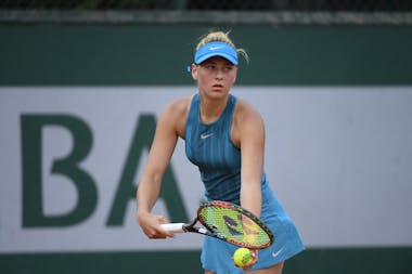 Marta Kostyuk in action in the first round of Roland-Garros qualifying in 2018.