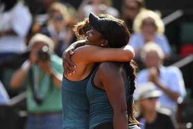 La belle accolade entre Madison Keys et Sloane Stephens, Roland-Garros 2018