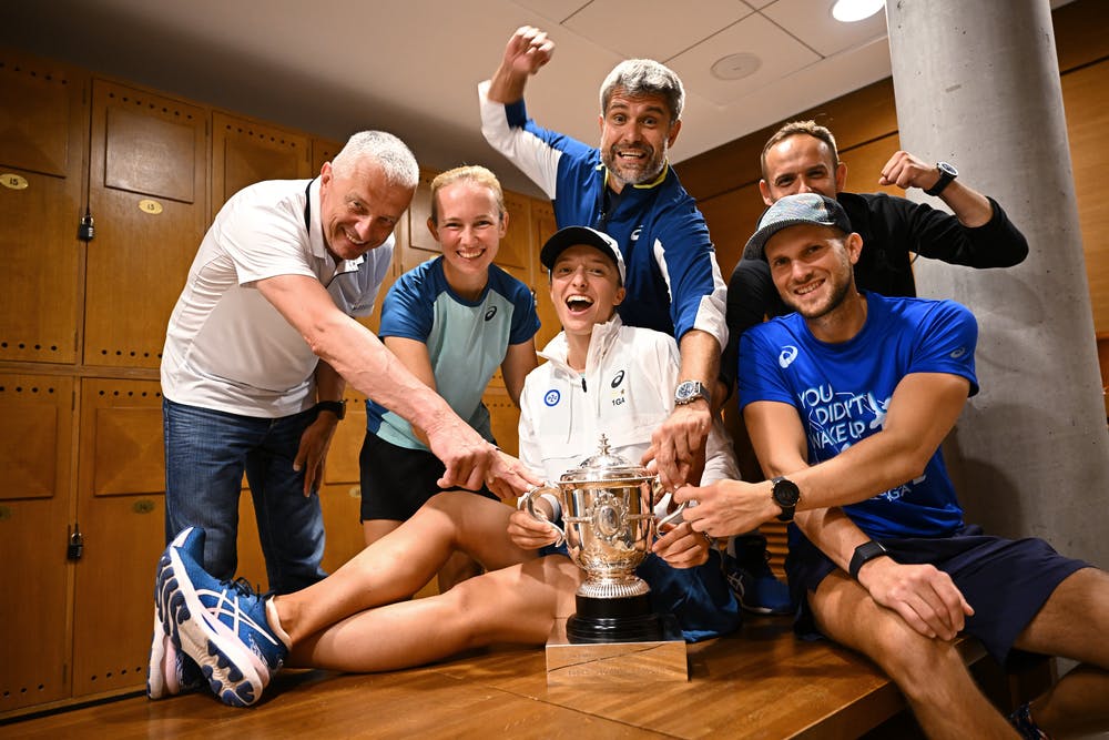 Iga Swiatek, Daria Abramowicz, Tomasz Wiktorowski, entourage, Roland Garros 2022, trophy