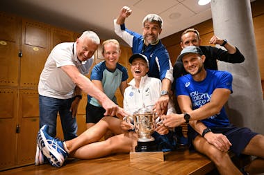 Iga Swiatek, Daria Abramowicz, Tomasz Wiktorowski, entourage, Roland Garros 2022, trophy