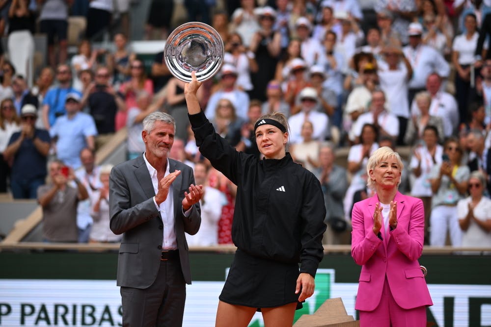 Karolina Muchova, Roland-Garros 2023, final, trophy ceremony, Chris Evert, Gilles Moretton. 