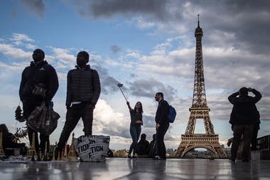 Tour Eiffel, Trocadero, Tourists at the Eiffel Tower in Paris.