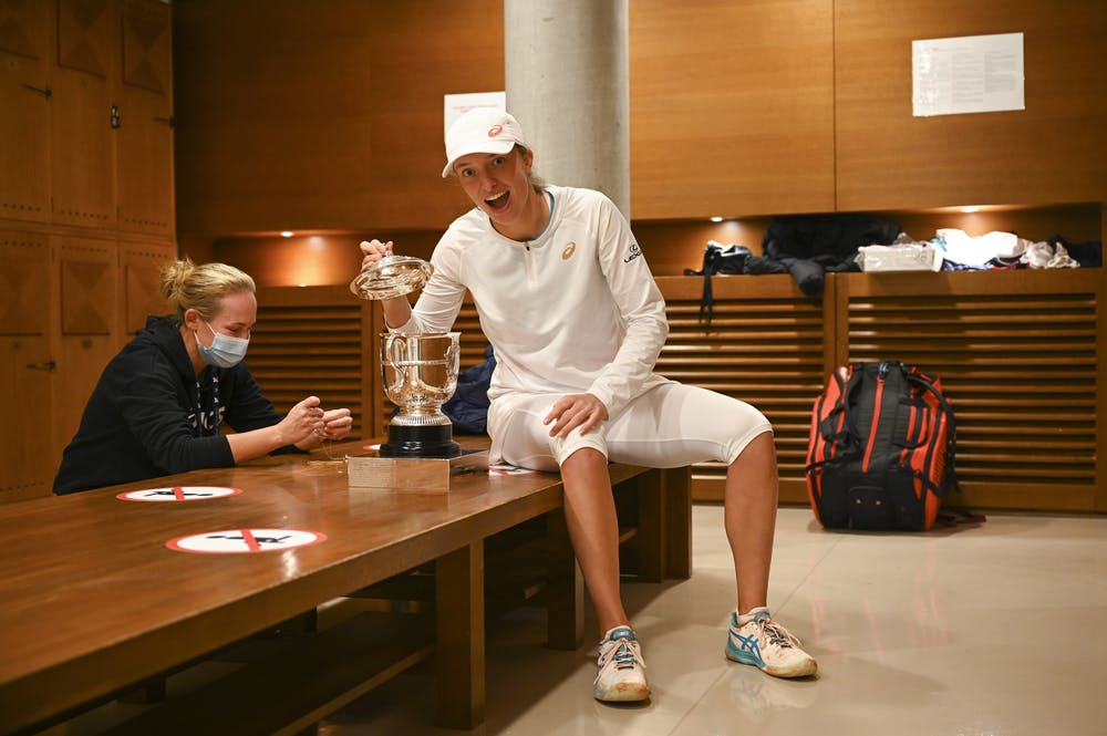 Iga Swiatek and her psychologist Daria Abramowicz in the locker right after Roland-Garros 2020 win.