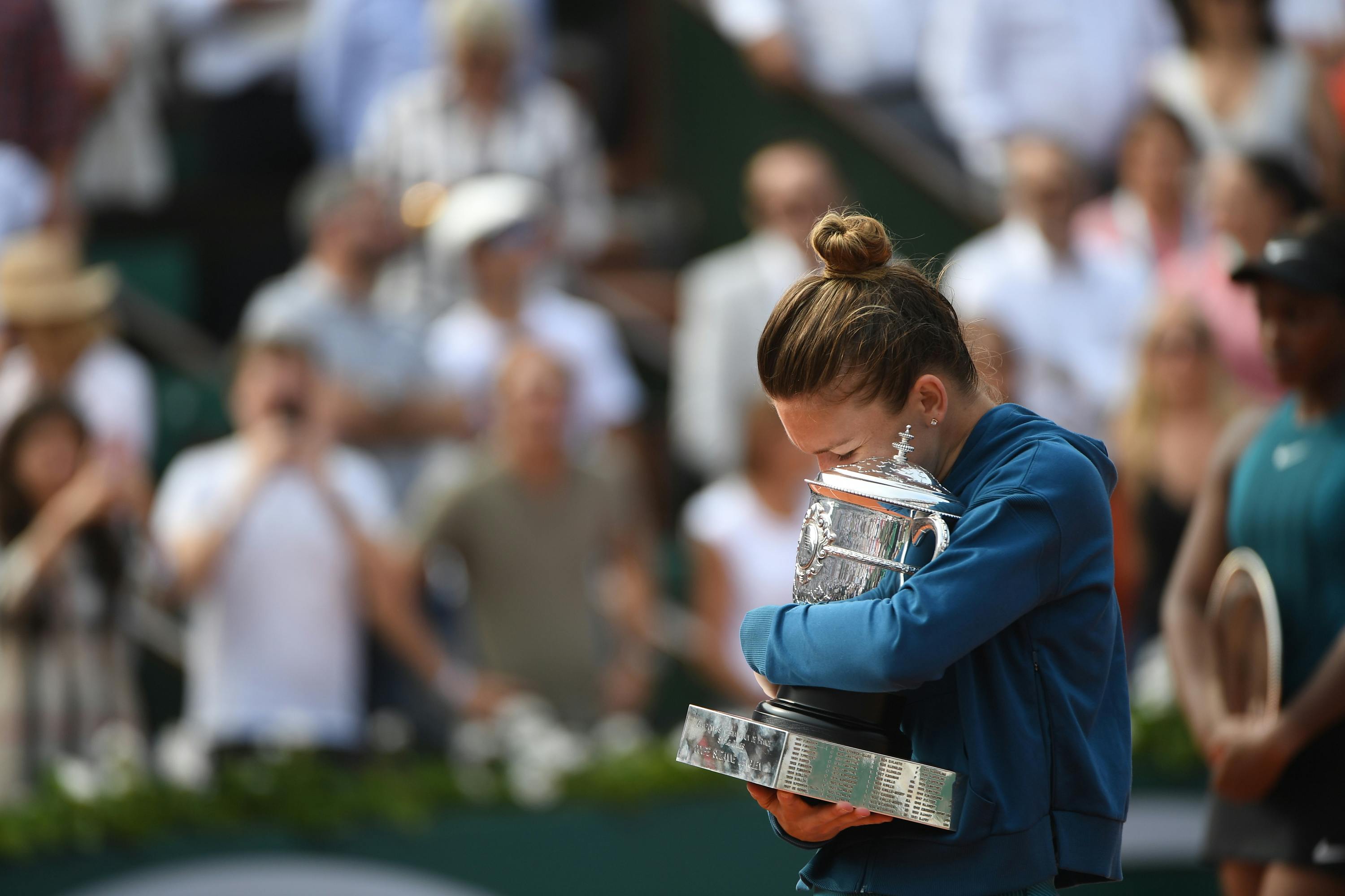 Simona Halep with the trophy at Roland-Garros 2018