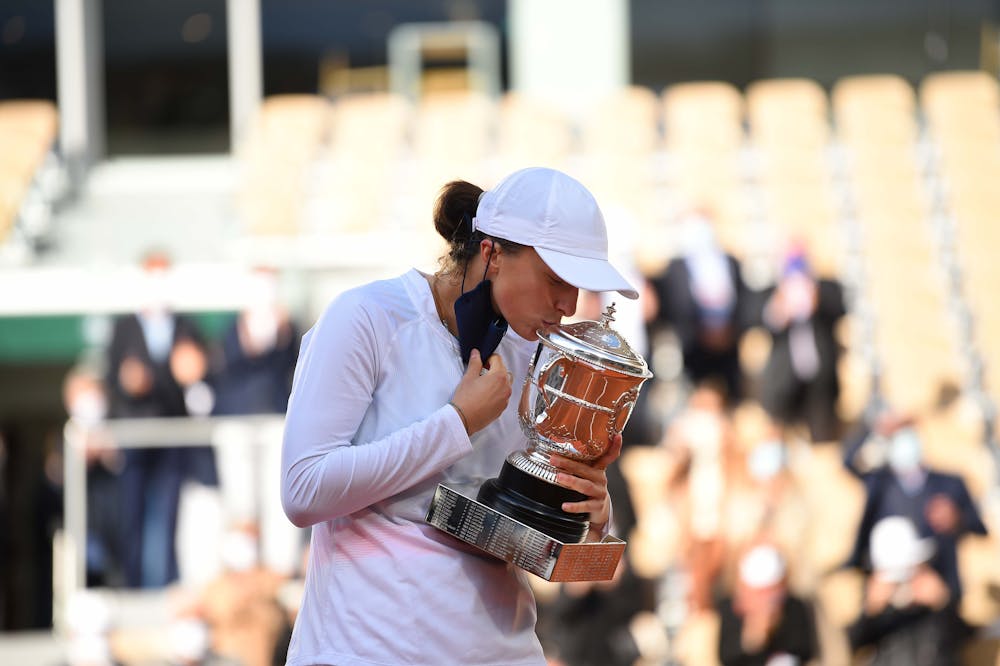 Iga Swiatek kissing her trophy Roland-Garros 2020