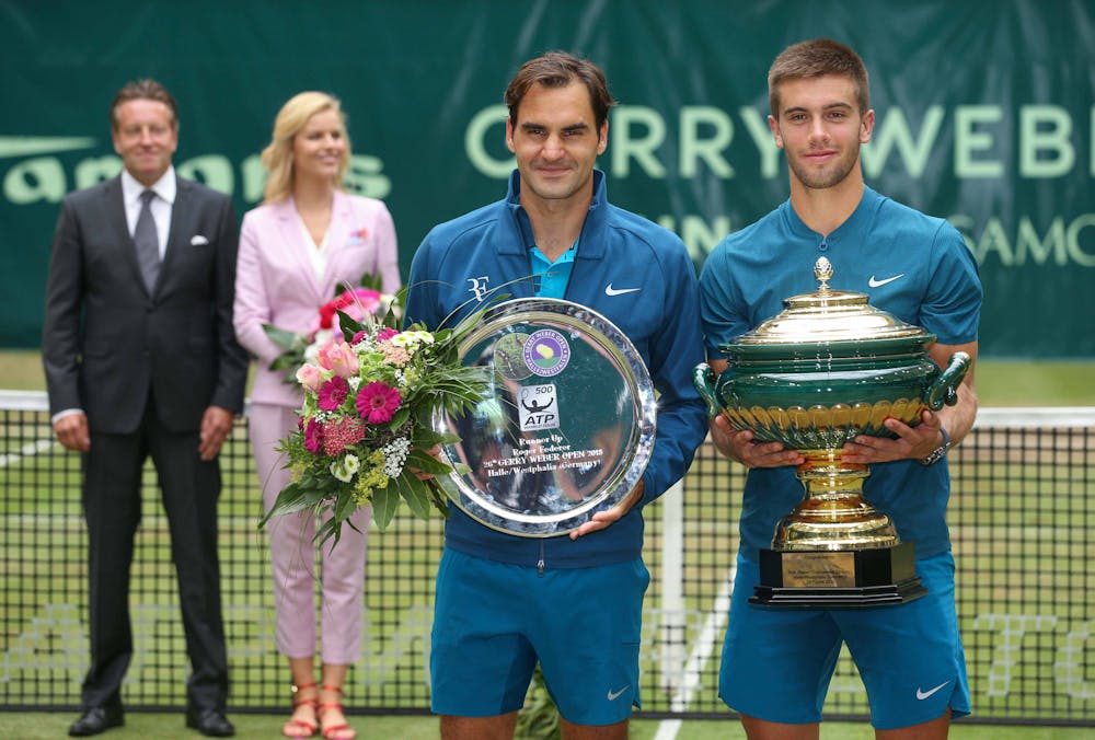 Borna Coric and Roger Federer posing with the trophy in Halle / Borna Coric bat Roger Federer en finale du tournoi de Halle.