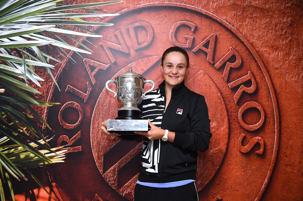Ashleigh Barty posing and smiling with her 2019 Roland-Garros trophy