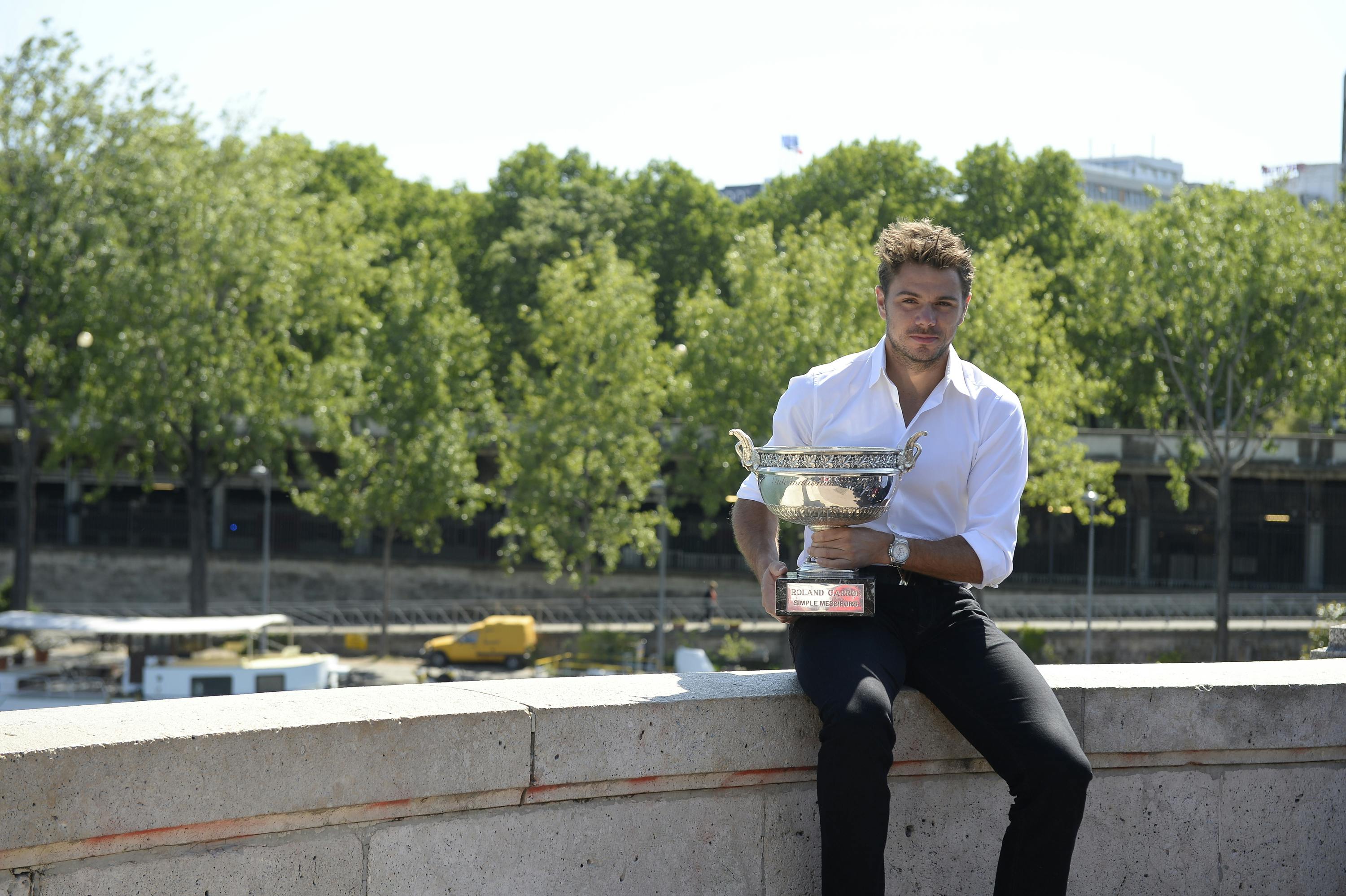 Stan Wawrinka with the trophy in front of Eiffel Tower