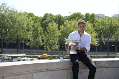 Stan Wawrinka with the trophy in front of Eiffel Tower