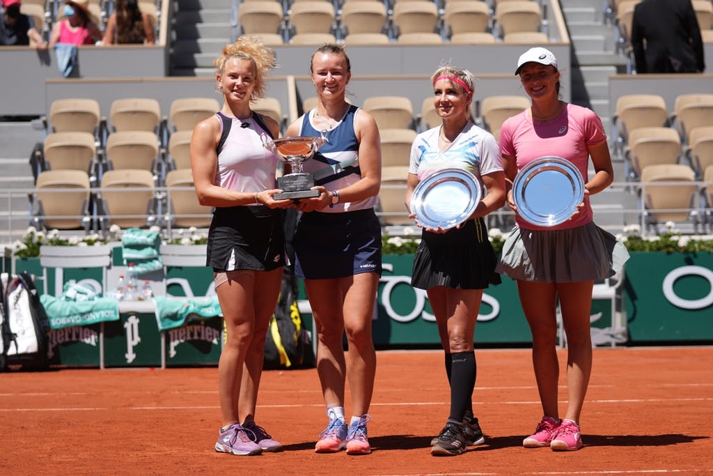 Barbora Krejcikova, Katerina Siniakova, Iga Swiatek, Bethanie Mattek-Sands, Roland Garros 2021, doubles final trophies