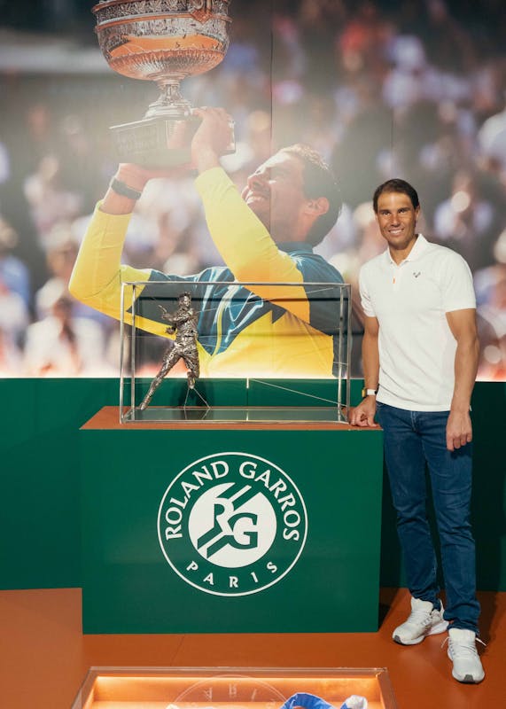 Rafael Nadal avec sa statue / Rafa Nadal Academy