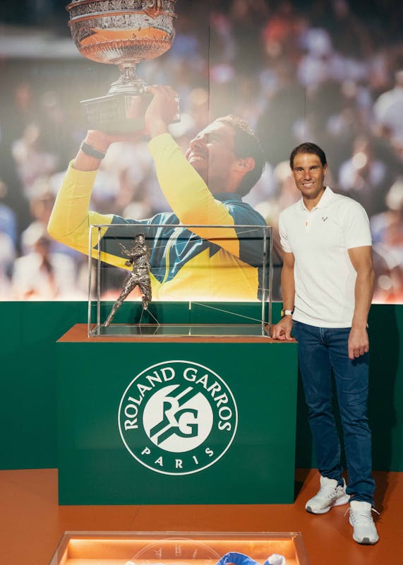 Rafael Nadal avec sa statue / Rafa Nadal Academy