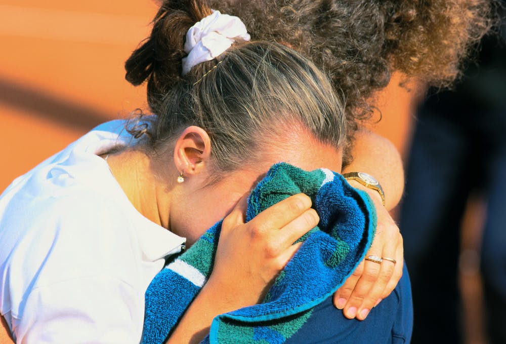 Martina Hingis with her mother after losing against Steffi Graf in Roland-Garros final - 1999