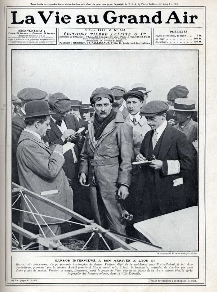 Roland Garros au milieu des journalistes, La vie au grand air, 3 juin 1911.
