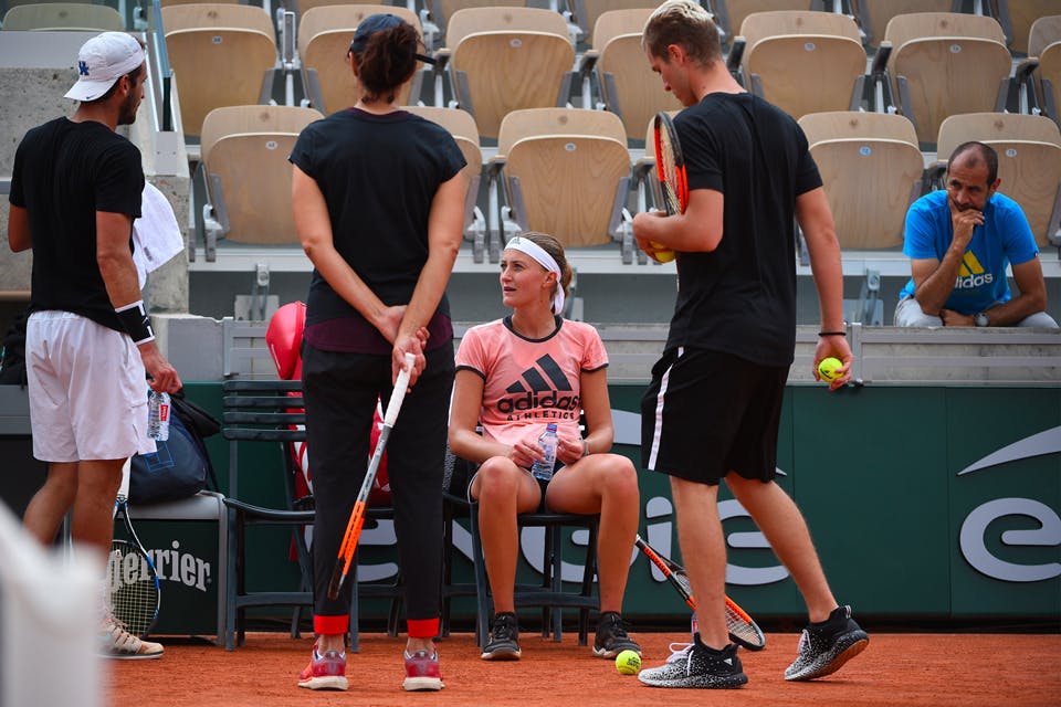 Kristina Mladenovic et sa famille et Alexis Musialek Xavier Moreau entraînement Roland-Garros 2018 Mladenovic family practice 