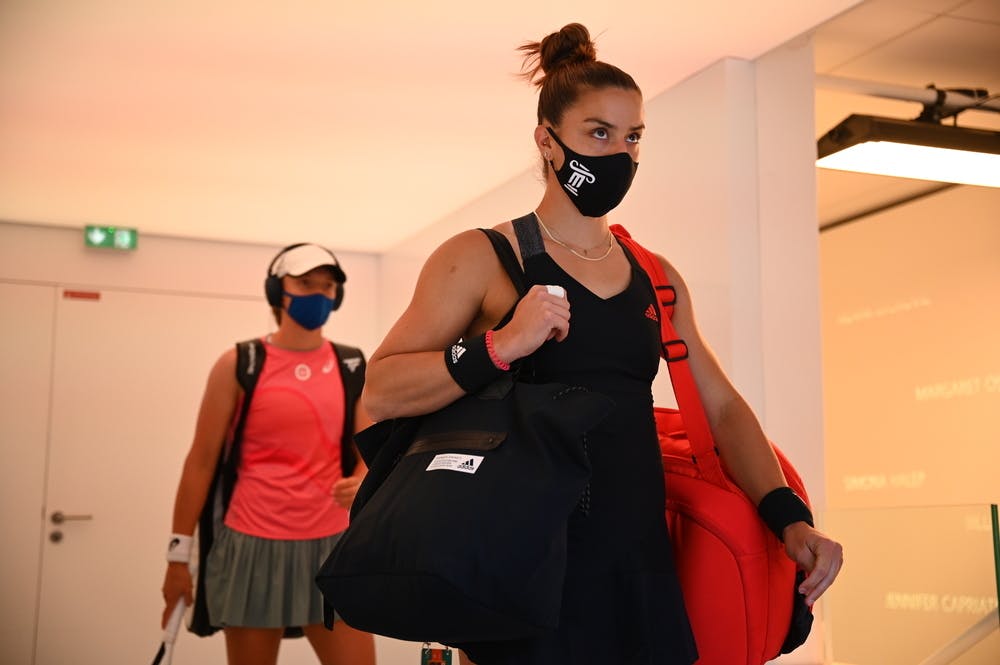 Iga Swiatek and Maria Sakkari in the corridor before entering the Philippe-Chatrier Court during Roland-Garros 2021