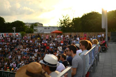 Public soir evening court 18