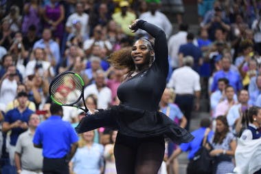 Serena Williams wawing at the end of her quartefinal match US Open 2018