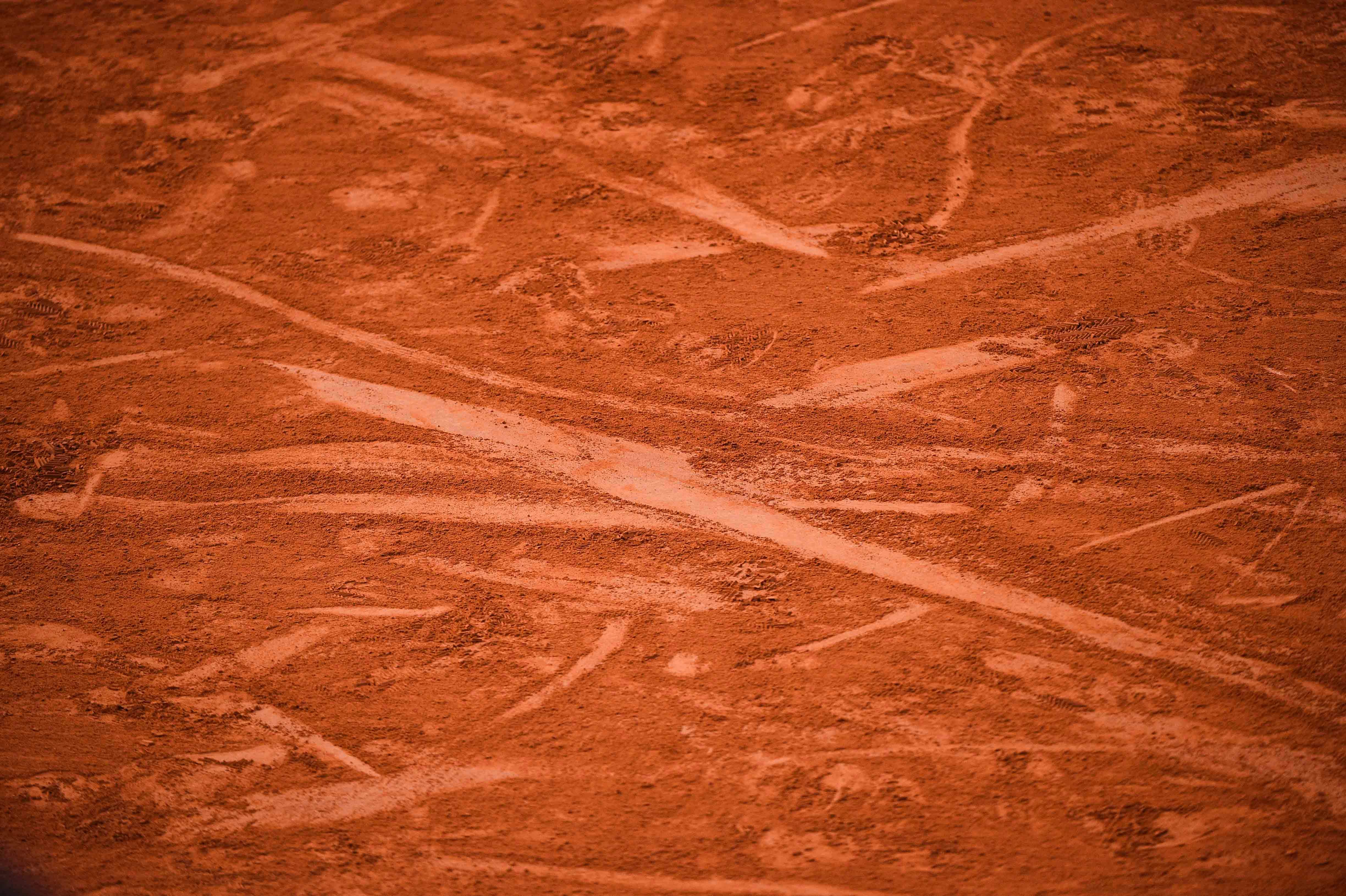 Slide marks on the clay