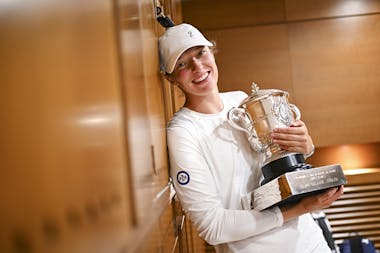 Iga Swiatek, Roland-Garros 2023, trophy, locker room