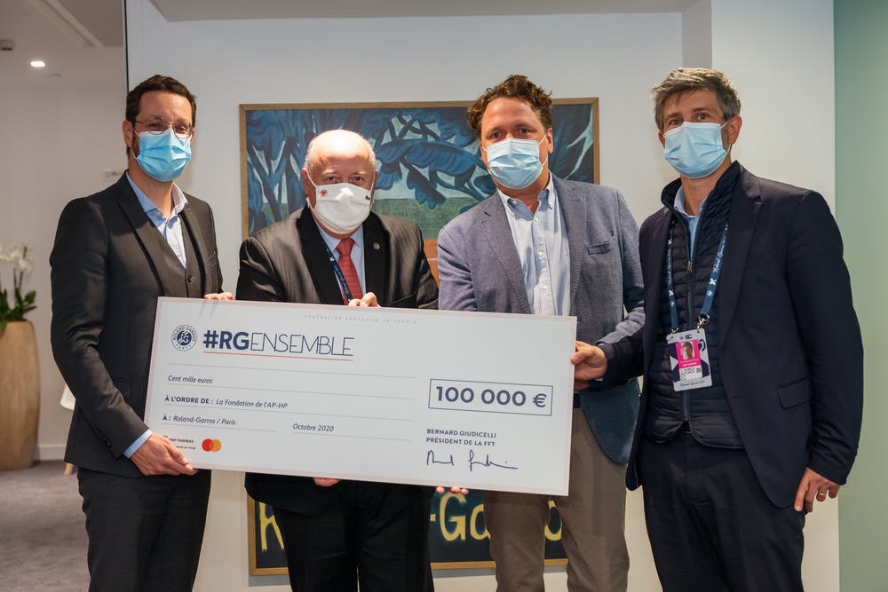 Rodolphe Gouin, Bernard Giudicelli, Axel Lintermans, Vincent-Baptiste Closon, Remise de cheque a la fondation de l AP-HP, Roland-Garros 2020 Rodolphe Gouin, Bernard Giudicelli, Axel Lintermans, Vincent-Baptiste Closon, Remise de cheque a la fondation de l AP-HP, Roland-Garros 2020